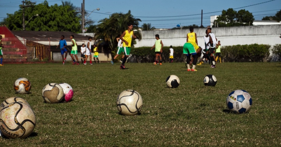 Times infantil e de base treinam no campo no centro da cidade de Simões Filho (BA)