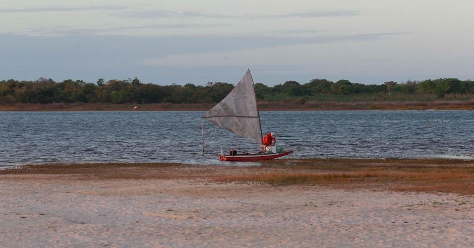 28.ago.2012 - Barco navega no município cearense de Jijoca de Jericoacoara