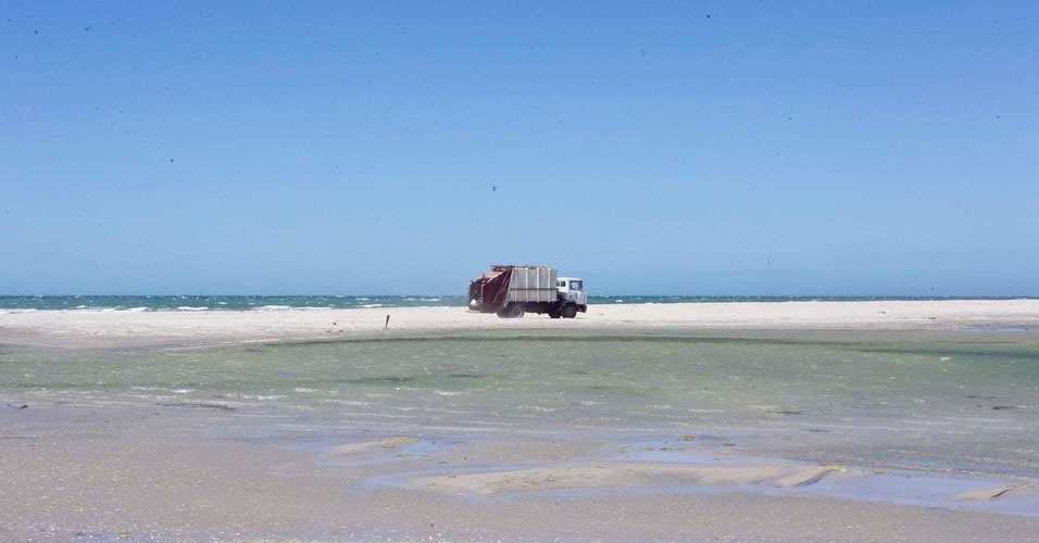 28.ago.2012 - Caminhão trafega pela praia de Jeriocoacoara, no município cearense de Jijoca de Jericoacoara