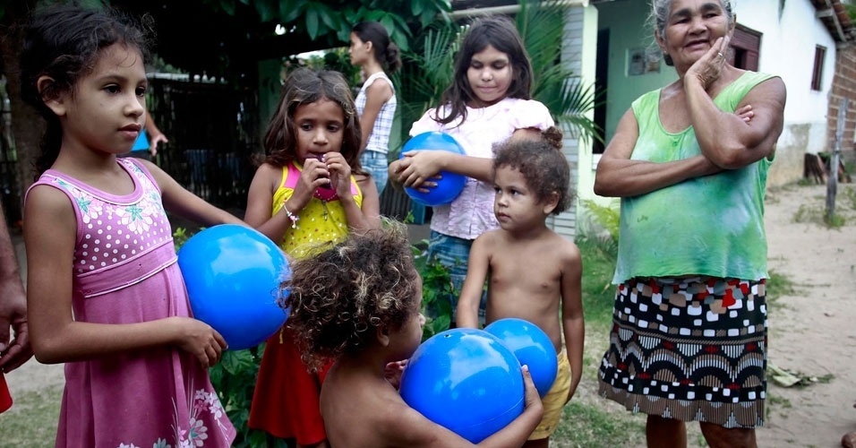 28.ago.2012 - Crianças brincam em Tibau do Sul