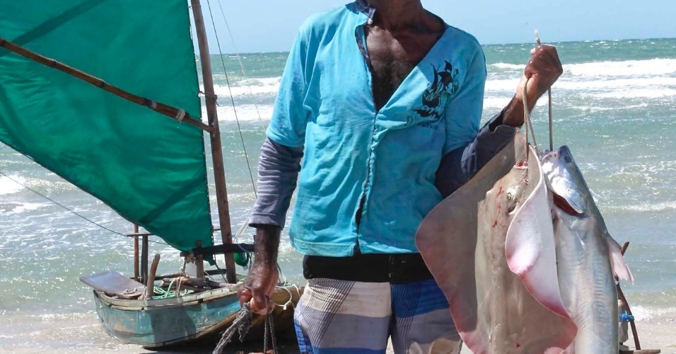 28.ago.2012 - Homem pesca na praia de Jeriocoacoara