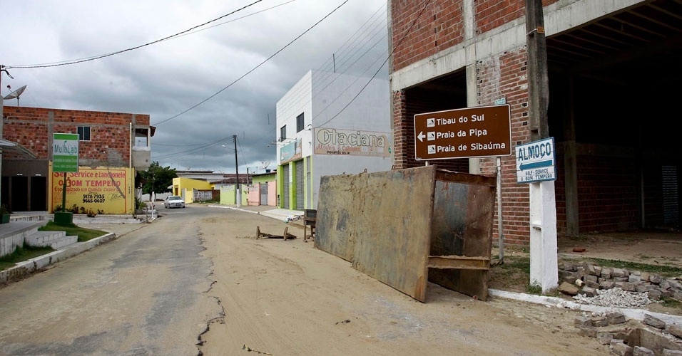 28.ago.2012 - Goianinha (RN), que fica no caminho entre Natal e Tibau do Sul, tem rua esburacada