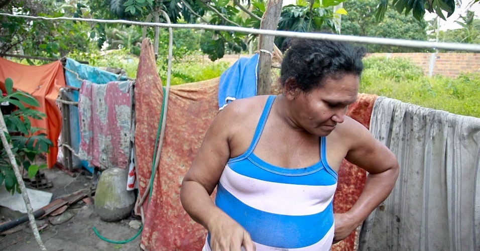 28.ago.2012 - Maria Gorete mostra sua casa em Tibau do Sul. Já fazem quatro anos que a Prefeitura promete melhores moradias