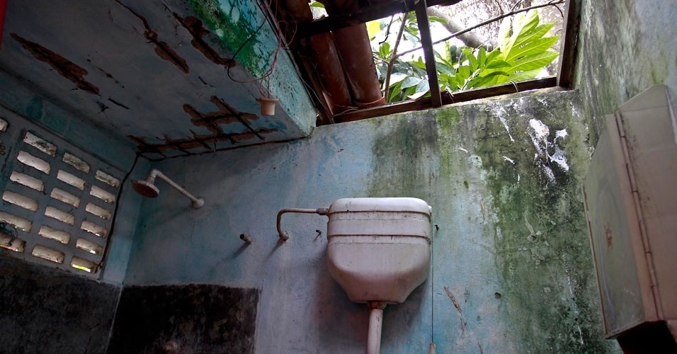 28.ago.2012 - Maria Gorete mostra sua casa em Tibau do Sul. Já fazem quatro anos que a Prefeitura promete melhores moradias