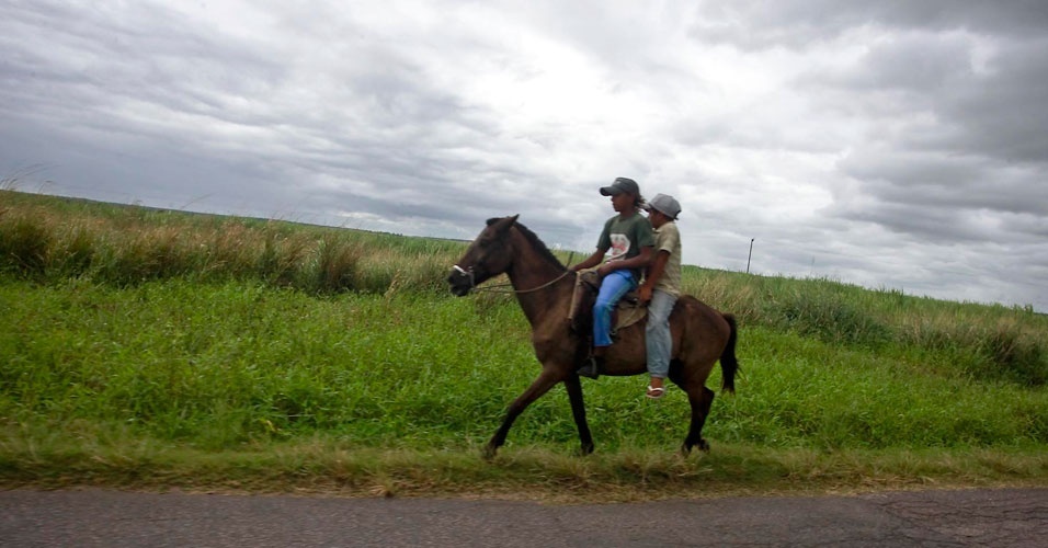 28.ago.2012 - Morador se desloca a cavalo pelo município de Tibau do Sul, no Rio Grande do Norte