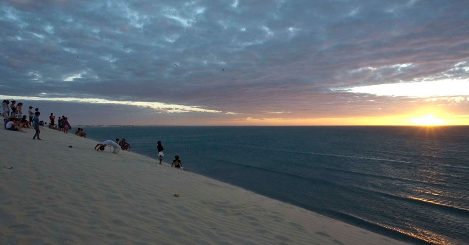 28.ago.2012 - Pessoas assistem o pôr-do-sol nas dunas da praia de Jericoacoara