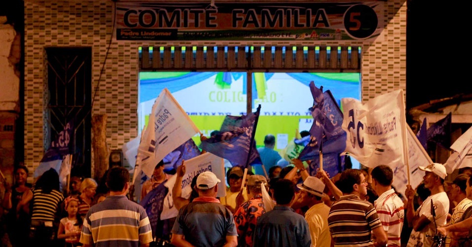 28.ago.2012 - Pessoas circulam em frente ao comitê do padre Lindomar, candidato à Prefeitura do município cearense de Jijoca de Jericoacoara