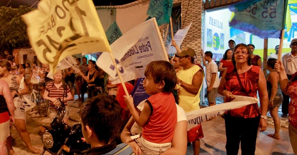 28.ago.2012 - Pessoas circulam em frente ao comitê do padre Lindomar, candidato à Prefeitura do município cearense de Jijoca de Jericoacoara
