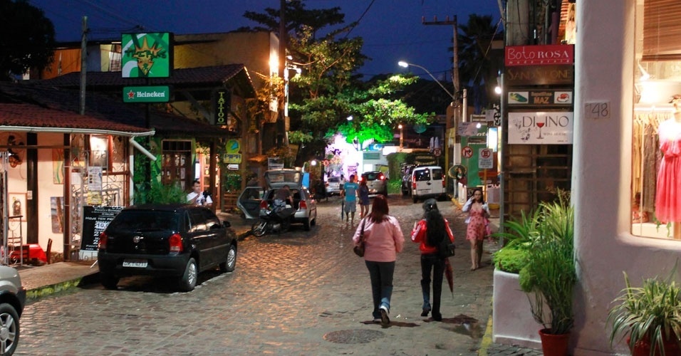 28.ago.2012 - Pessoas circulam pelo centro comercial de Tibau do Sul (RN)