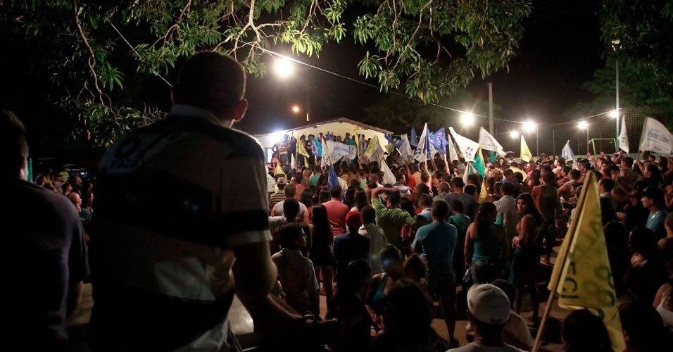 28.ago.2012 - Pessoas fazem comício para padre Lindomar, candidato à Prefeitura do município cearense de Jijoca de Jericoacoara