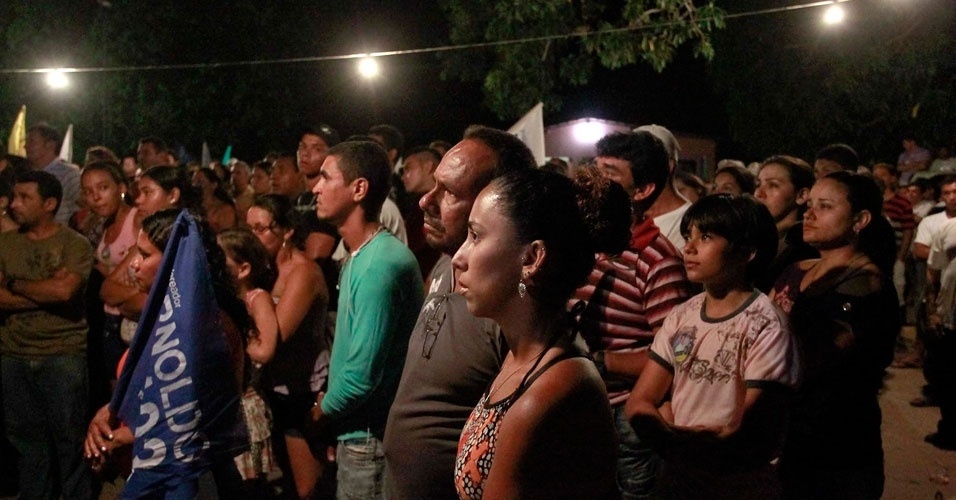 28.ago.2012 - Pessoas fazem comício para padre Lindomar, candidato à Prefeitura do município cearense de Jijoca de Jericoacoara