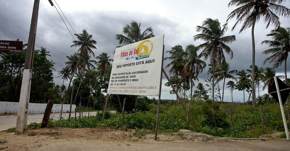 28.ago.2012 - Placa identifica o local como o município de Tibau do Sul, no Rio Grande do Norte