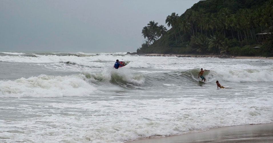 28.ago.2012 - Praia de Pipas, que fica em Tibau do Sul (RN), recebe turistas europeus