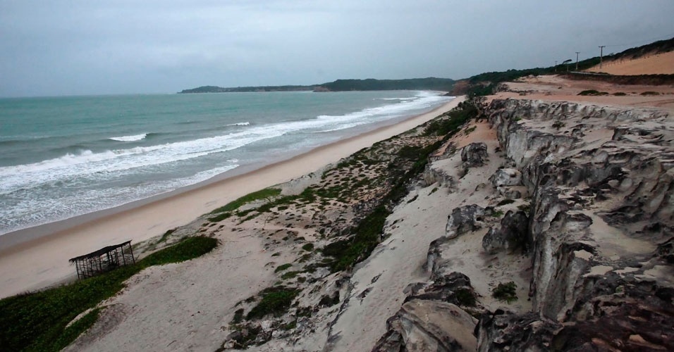 28.ago.2012 - Praia de Pipas, que fica em Tibau do Sul (RN), recebe turistas europeus