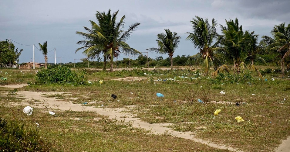 28.ago.2012 - Terreno em Tibau do Sul está repleto de lixo
