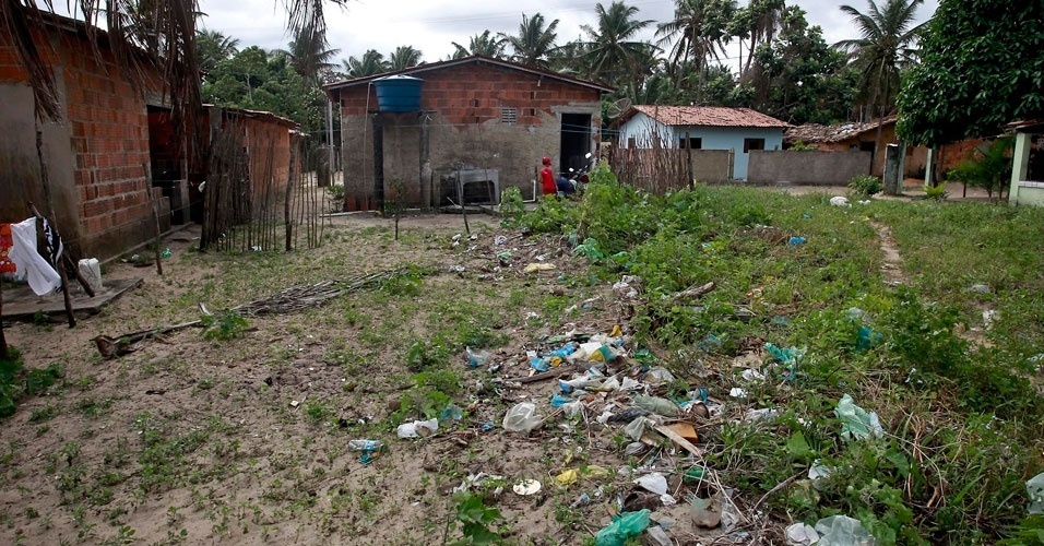 28.ago.2012 - Terreno em Tibau do Sul está repleto de lixo