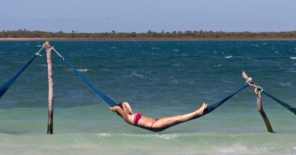 28.ago.2012 - Turista descansa em rede na lagoa do Paraíso, no município cearense de Jijoca de Jericoacoara