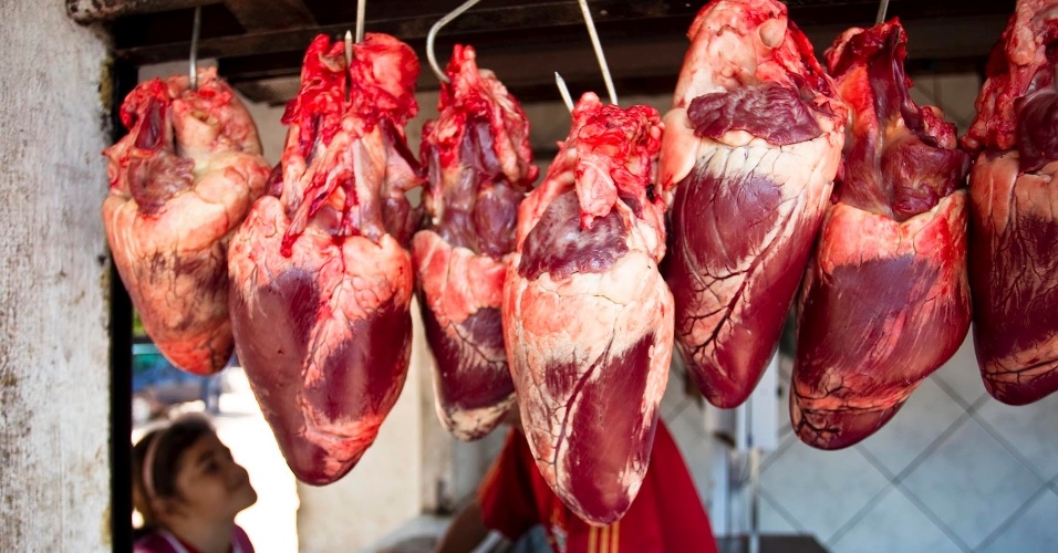 30.ago.2012 - Carne é exposta no açougue da cidade de João Lisboa (MA)