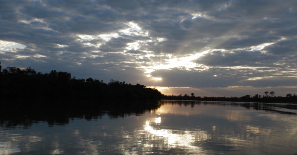 Amanhecer no rio Xingu, em Feliz Natal (MT)