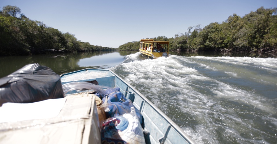 Barcos levam mantimentos para aldeias indígenas em Feliz Natal (MT)