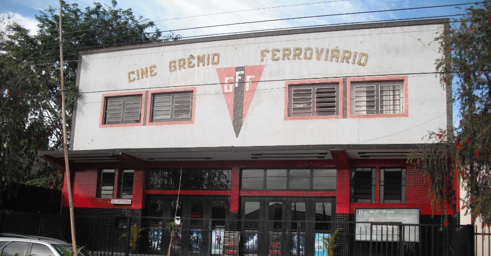 Fachada do Cine Grêmio Ferroviário, único cinema de Porto Ferreira (SP)