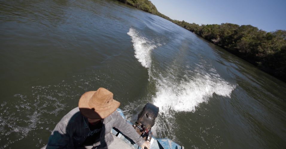 Piloto navega em afluente do rio Xingu, em Feliz Natal (MT)