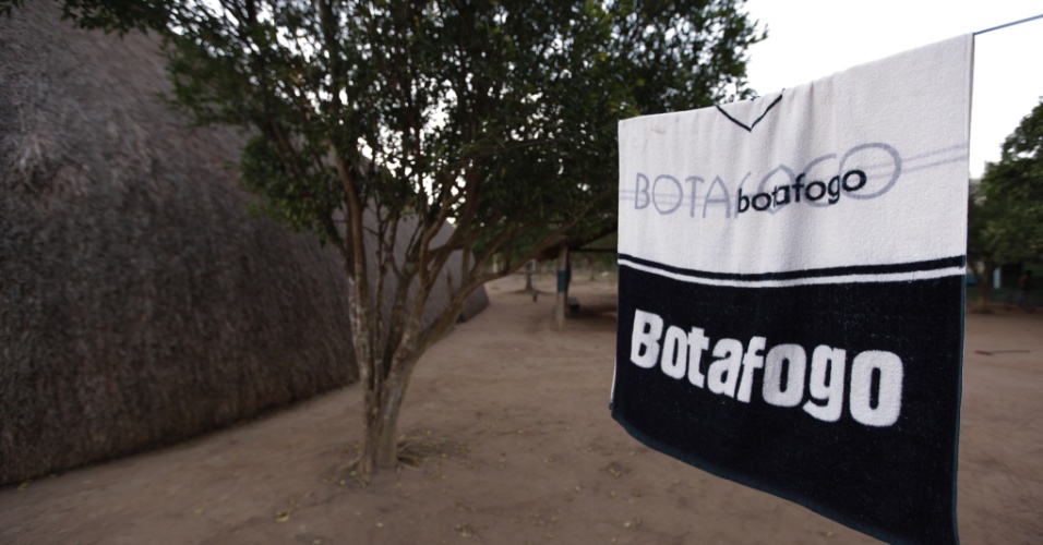 Toalha do Botafogo seca em varal em aldeia indígena em Feliz Natal (MT)