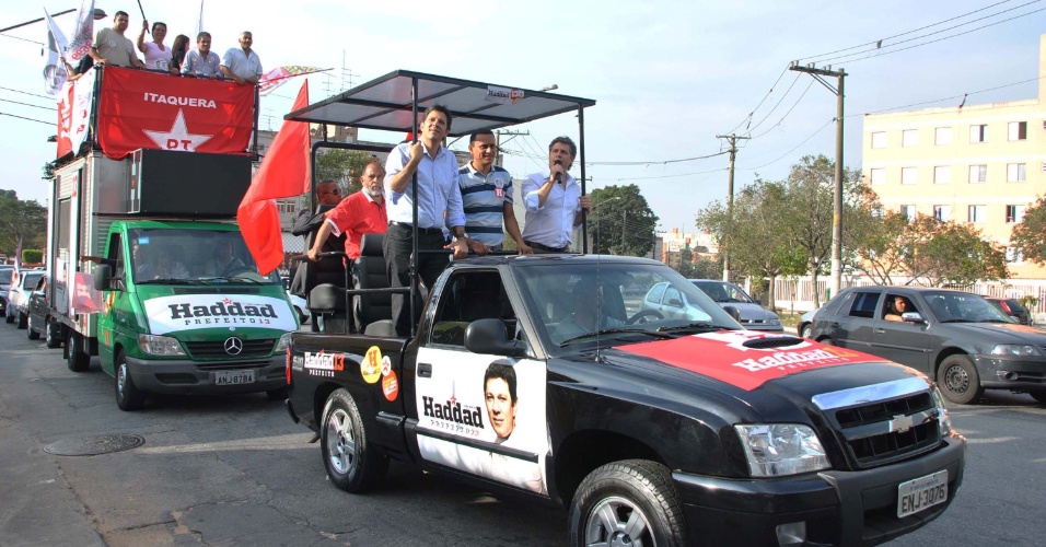 1º.set.2012 - O candidato do PT à Prefeitura de São Paulo, Fernando Haddad, participa de carreata em Itaquera (zona leste) na tarde deste sábado