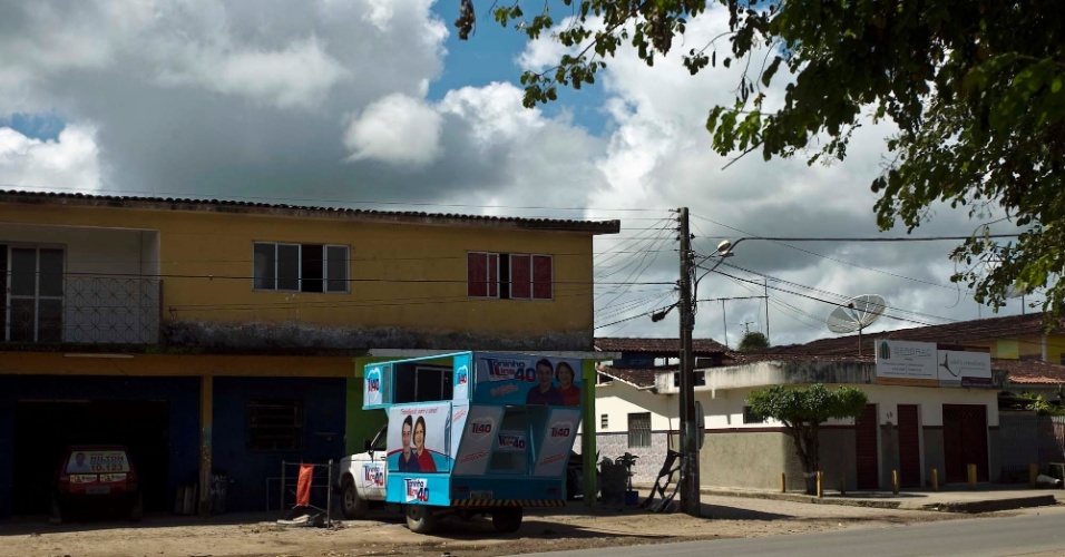 Carro de campanha do atual prefeito de Rio Largo e candidato à reeleição pelo PSB, Toninho Lins, passeia pela cidade