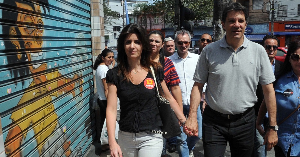 2.set.2012 - Fernando Haddad, candidato do PT à Prefeitura de São Paulo, participou de carreata no bairro da Saúde (zona sul) acompanhado da mulher, Ana Estela, na manhã deste domingo