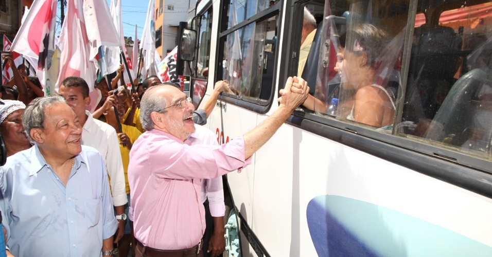 3.set.2012 - Mario Kertész, candidato do PMDB à Prefeitura de Salvador, cumprimenta eleitores durante caminhada pela região do Vale das Pedrinhas