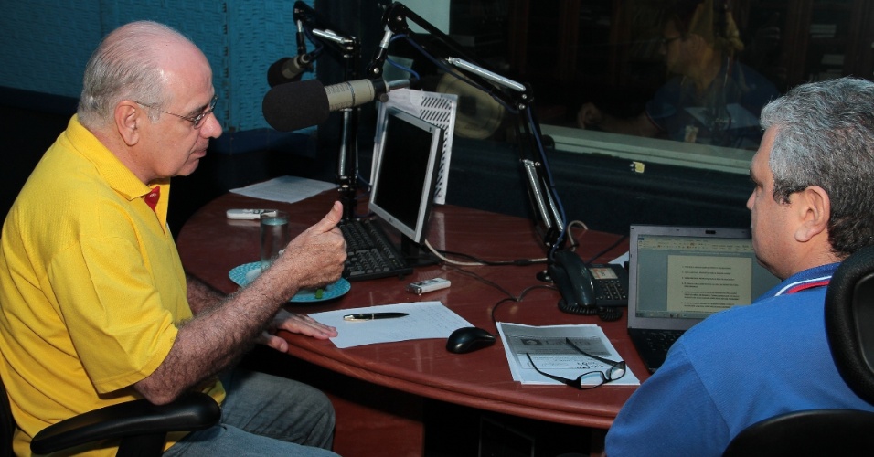 3.set.2012 - O candidato do PSB à Prefeitura de Manaus, Serafim Corrêa (à esq.), concedeu entrevista nesta segunda-feira à rádio "Difusora", onde apresentou seu plano de governo