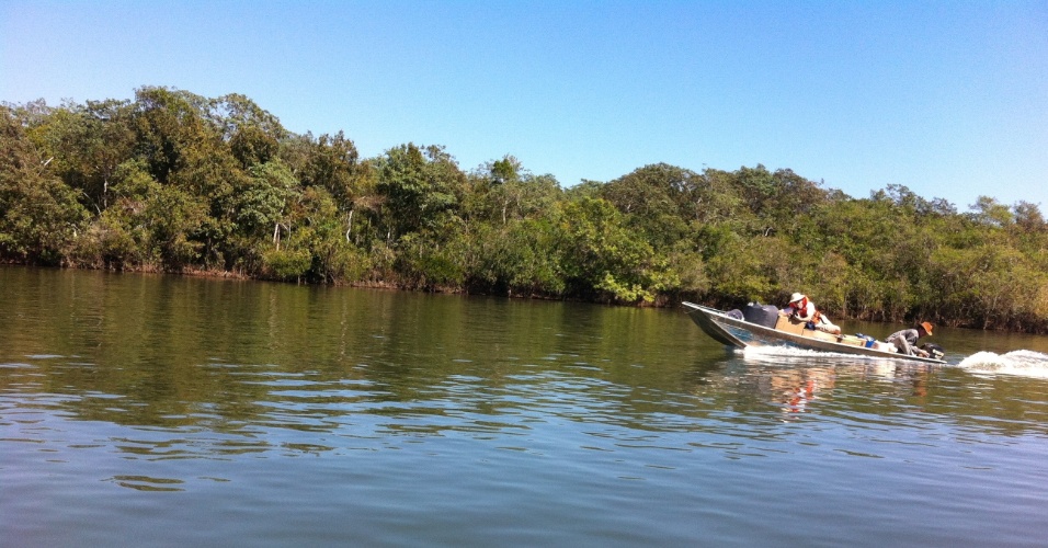 A lancha de apoio acompanha o barco, rumo à aldeia Morená, do povo Kamaiurá. Além de ser útil em caso de emergência, a lancha carrega mantimentos para as escolas municipais localizadas dentro do Parque Indígena do Xingu
