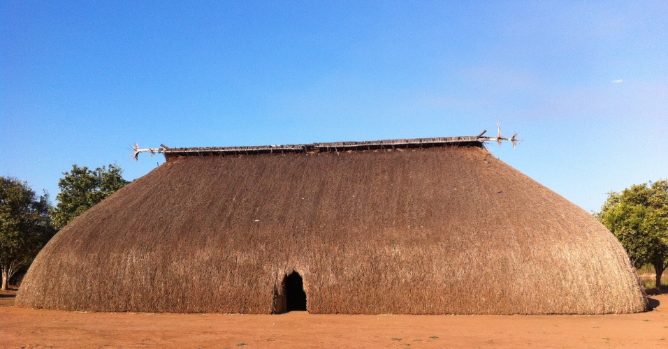 A oca do cacique da aldeia Morená, do povo Kamaiurá, é a primeira a ser observada após o desembarque na beira do rio Xingu, após 7h de viagem. Cerca de doze índios dormem dentro de cada uma das sete ocas do tipo na aldeia