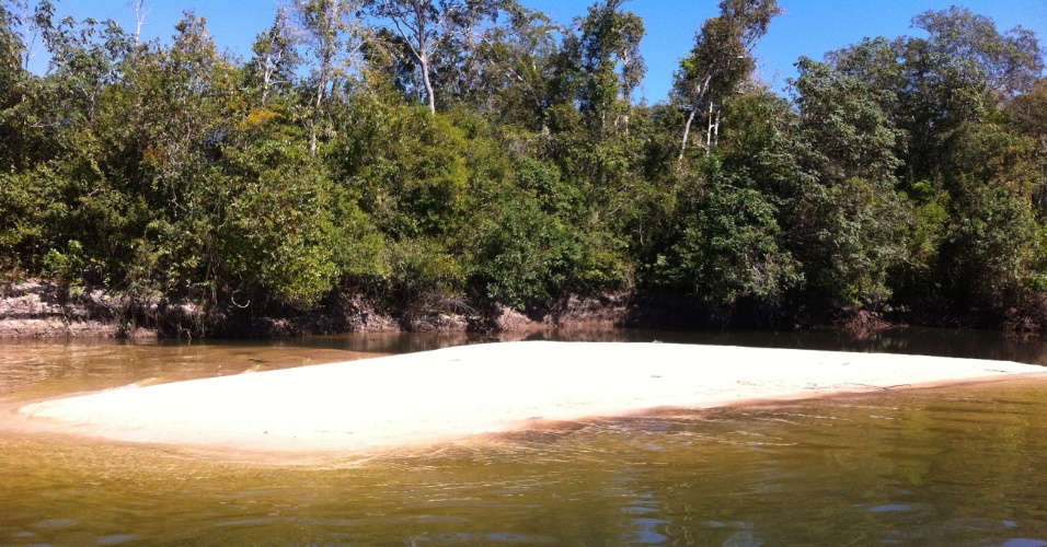 Durante o trajeto de barco até a aldeia Morená, do povo Kamaiurá, uma praia é avistada na beira do rio Von den Steinen
