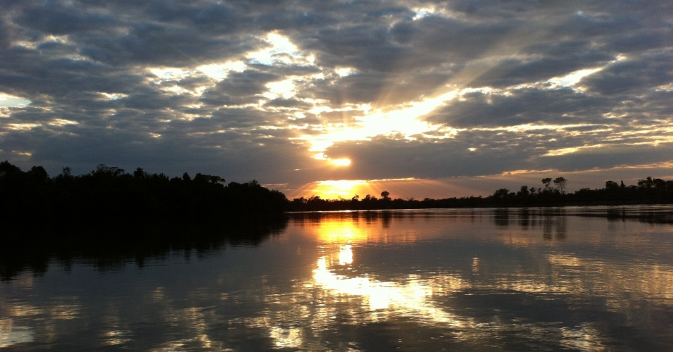 Os primeiros raios de sol são refletidos pelo rio Xingu
