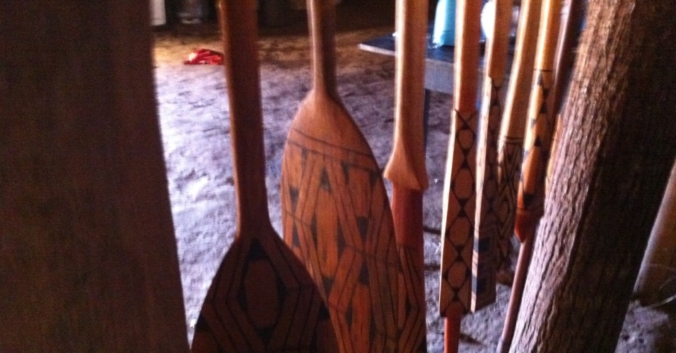 Utensílios tradicionais do povo Kamaiurá são observados dentro da oca do cacique, na aldeia Morená, dentro do Parque Indígena do Xingu