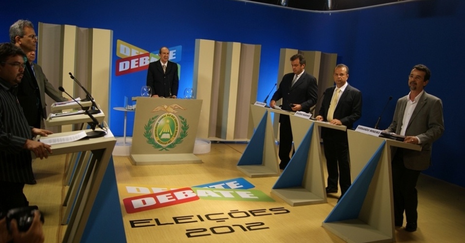 3.set.2012 - Os candidatos à Prefeitura de Natal participaram na noite desta segunda-feira de um debate promovido pela 