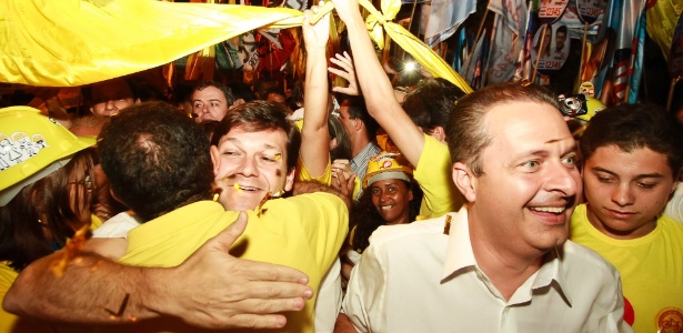 Eduardo Campos (direita), presidente nacional do PSB, participa de campanha de Geraldo Júlio, candidato à Prefeitura do Recife, em imagem tirada no dia 3 de agosto