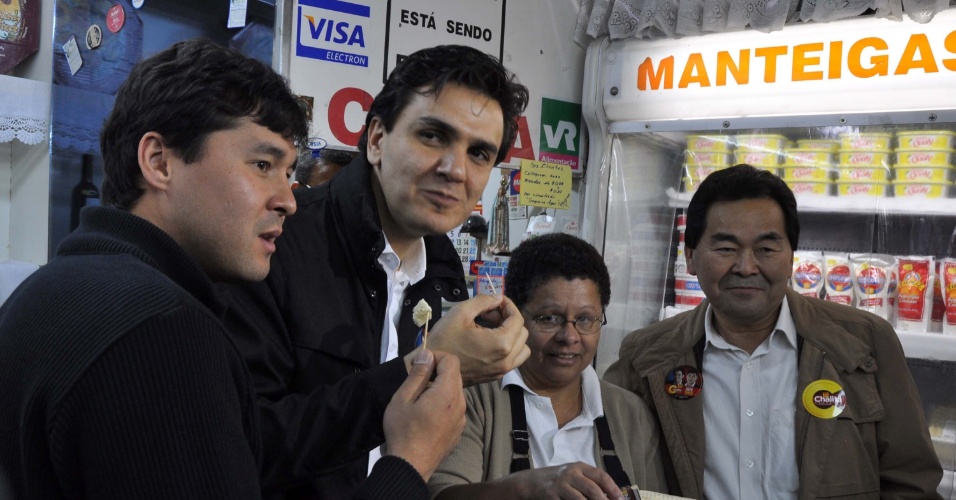 4.set.2012 - Gabriel Chalita, candidato do PMDB à Prefeitura de São Paulo, come um pedaço de queijo durante visita ao Mercado Municipal do Ipiranga, na zona sul da cidade