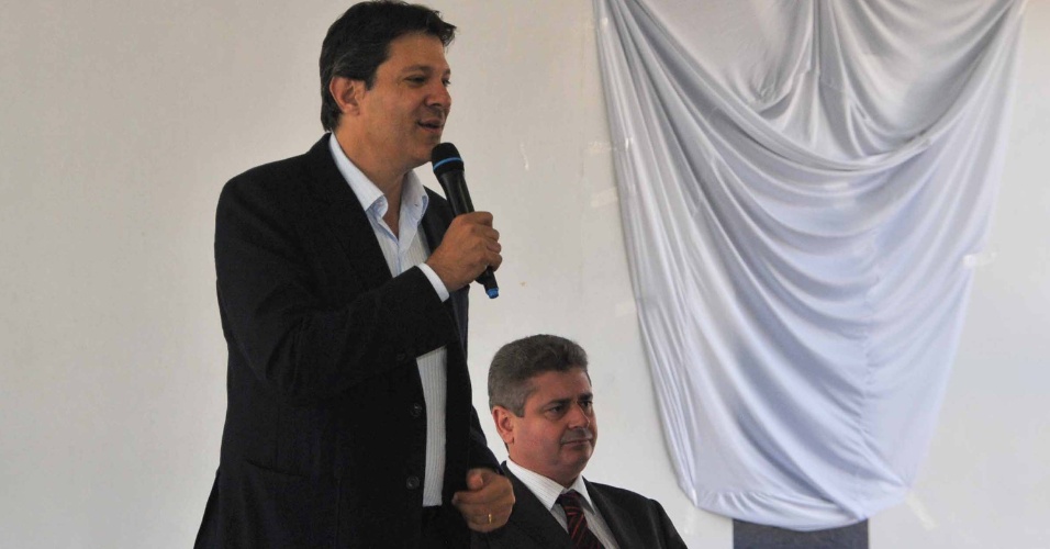 5.set.2012 - O candidato do PT à Prefeitura de São Paulo, Fernando Haddad (de pé), participou de um encontro com empresários no bairro Itaquera, na zona leste