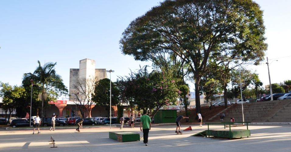 Jovens andam de skate e aproveitam as barras de ferro instaladas para a prática do esporte na praça em frente à Prefeitura de Anápolis