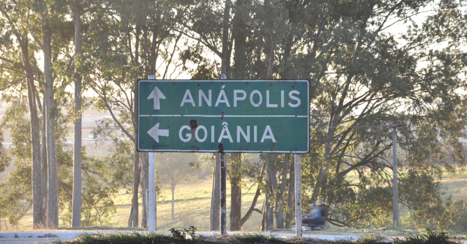 Placa na estrada indica chegada a Anápolis, distante 53 quilômetros de Goiânia