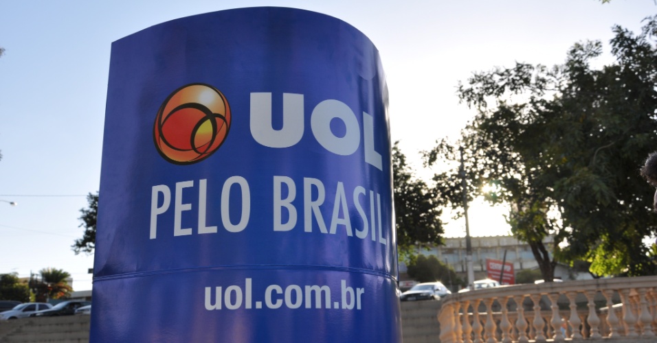 Totem do projeto UOL pelo Brasil é instalado em praça de Anápolis para ouvir opinião da população sobre a cidade