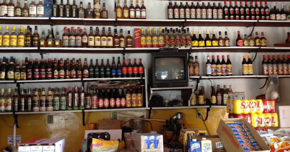 Bebidas e outros produtos são vendidos nesta mercearia, que fica no centro de Anápolis