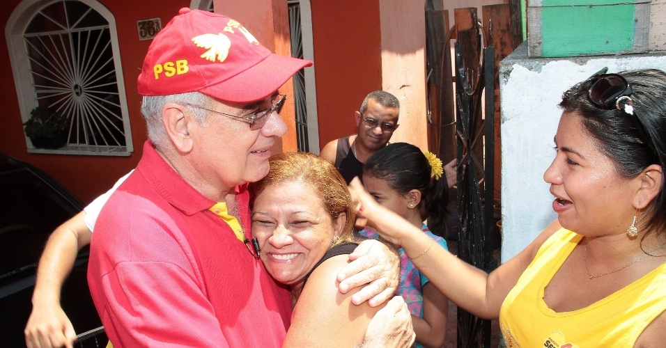7.set.2012 - Serafim Corrêa, candidato do PSB à Prefeitura de Manaus abraça eleitora durante caminhada no bairro Morro da Liberdade