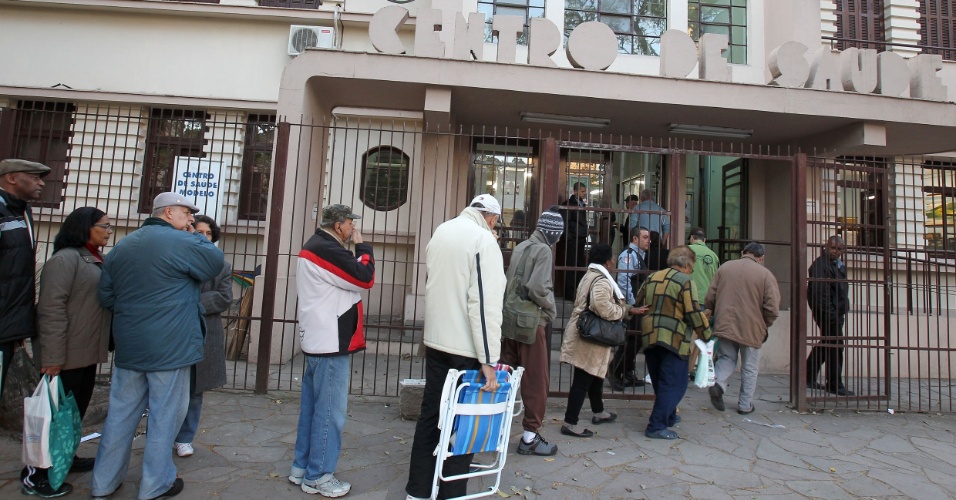 4.set.2012 - Moradores de Porto Alegre fazem fila para conseguir agendar uma visita médica com um especialista