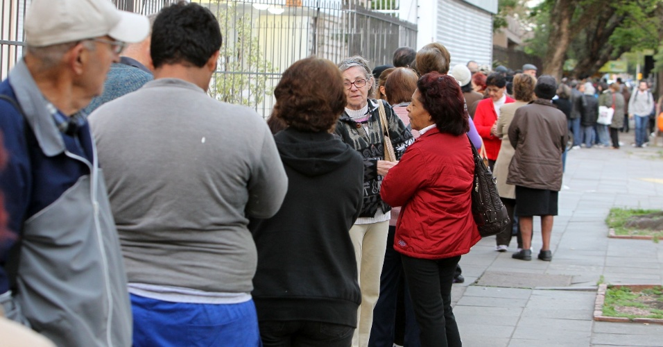 4.set.2012 - Moradores de Porto Alegre fazem fila para conseguir agendar uma visita médica com um especialista