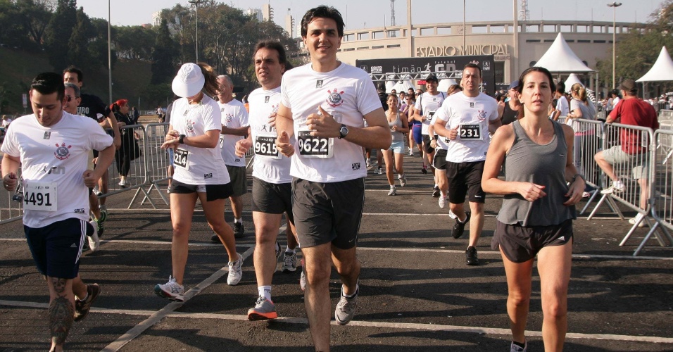 9.set.2012 - O candidato do PMDB à Prefeitura de São Paulo, Gabriel Chalita, participa da corrida Timão Run, no bairro do Pacaembu, zona oeste da cidade