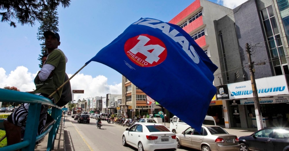 Cabo eleitoral balança bandeira da candidatura de Izaías Régis (PTB), que está no terceiro mandato como deputado estadual e agora tenta chegar à Prefeitura de Garanhuns